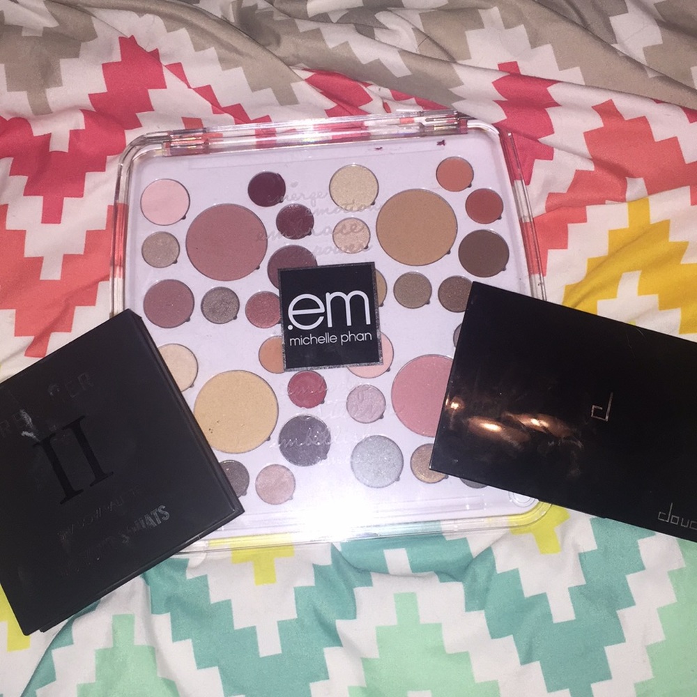 3 makeup palettes with gifts!
